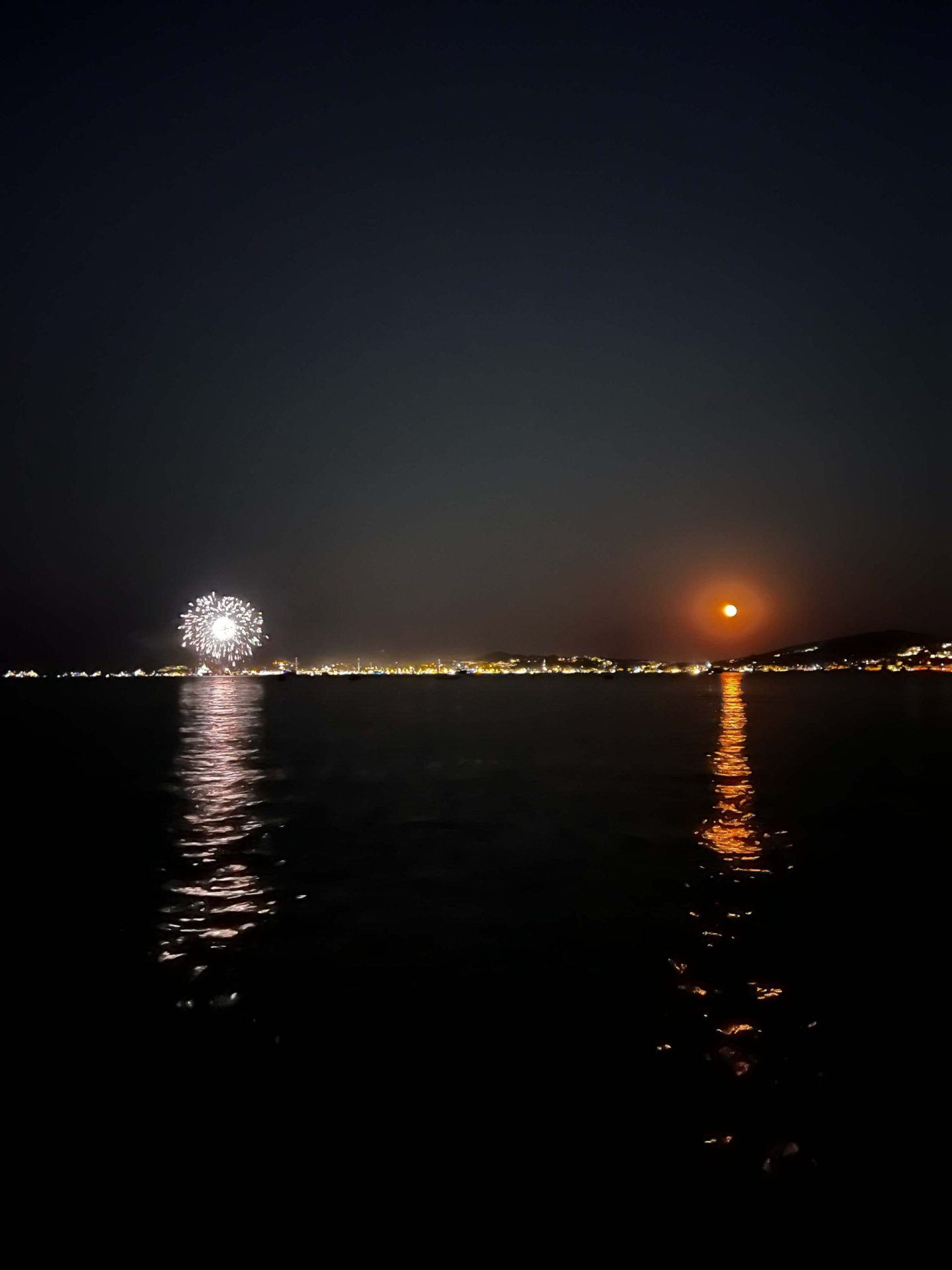 Feuerwerk und Supermond zum Nationalfeiertag